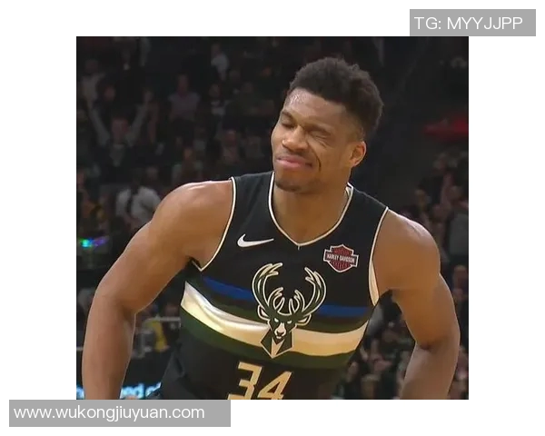 镜头捕捉：字母哥赛场小动作引发热议