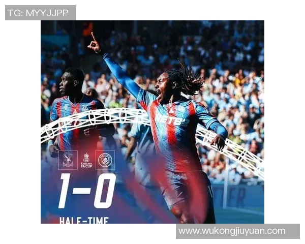 镜头捕捉：曼城赛场小动作引发热议