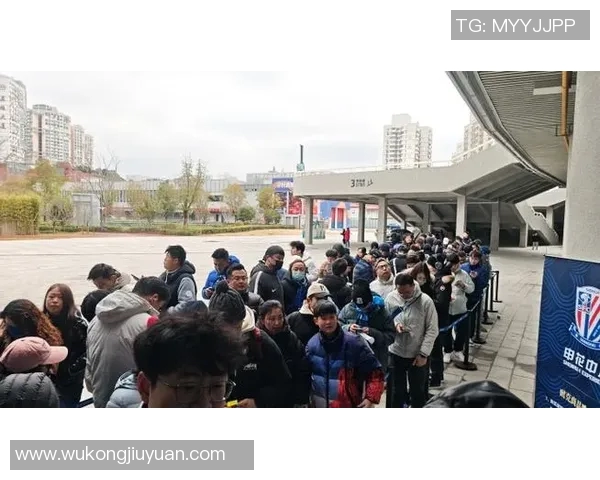 球迷连夜排队抢购球衣场面堪比演唱会引发热议抢购潮席卷全城 球迷连夜排队抢购球衣场面堪比演唱会引发热议抢购潮席卷全城